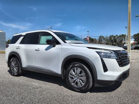 New 2026 Nissan Pathfinder S image 3