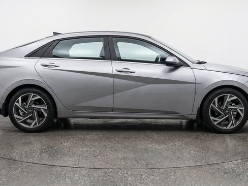 Used 2025 Hyundai Elantra Limited FWD image 11
