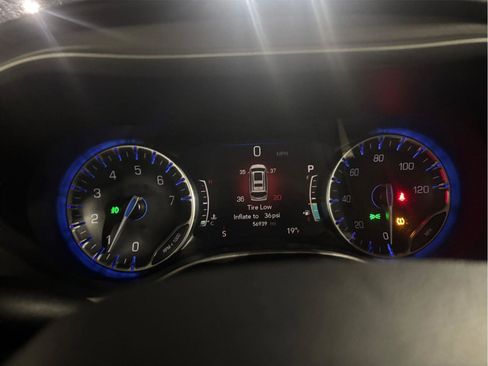 Used 2024 Chrysler Pacifica Touring-L image 28