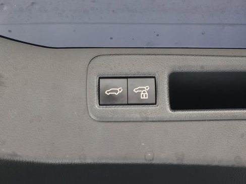 Used 2022 Toyota Venza XLE image 11