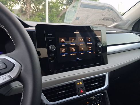 New 2026 Volkswagen Taos SE FWD image 8