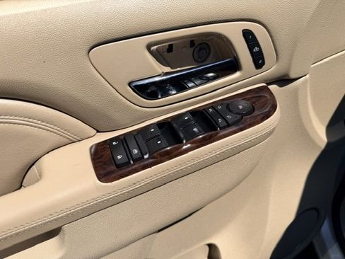 Used 2011 Cadillac Escalade Premium RWD image 9