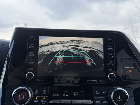 Used 2020 Toyota Highlander LE image 3