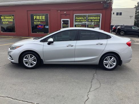Used 2017 Chevrolet Cruze LT w/ Convenience Package FWD image 4