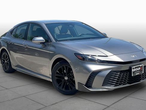 Used 2025 Toyota Camry SE FWD image 3