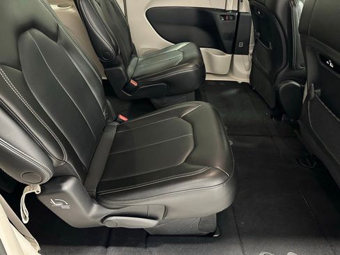 Used 2023 Chrysler Pacifica Touring-L image 54