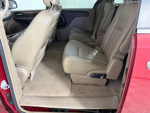 Used 2016 Chrysler Town & Country Touring-L image 21
