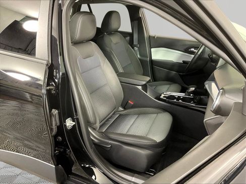 Used 2024 Chevrolet Trax LT w/ Driver Confidence Package FWD image 28