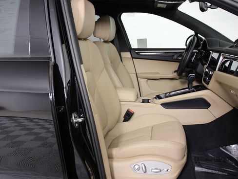 Certified 2025 Porsche Macan image 31