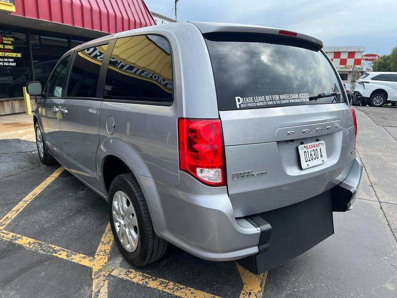 Used 2018 Dodge Grand Caravan SE w/ UConnect Hands-Free Group FWD image 14