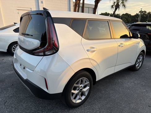 Certified 2023 Kia Soul LX w/ LX Technology Package FWD image 9