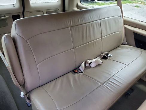 Used 2002 Ford E-150 and Econoline 150 Wagon RWD image 26
