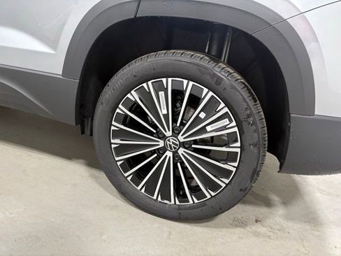 New 2026 Volkswagen Taos SE image 10