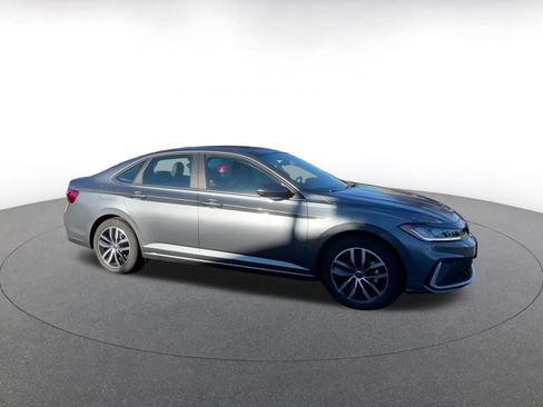 Used 2025 Volkswagen Jetta SE image 2