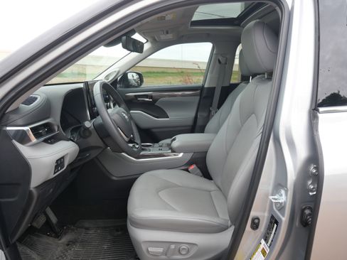 Used 2024 Toyota Highlander LE image 8