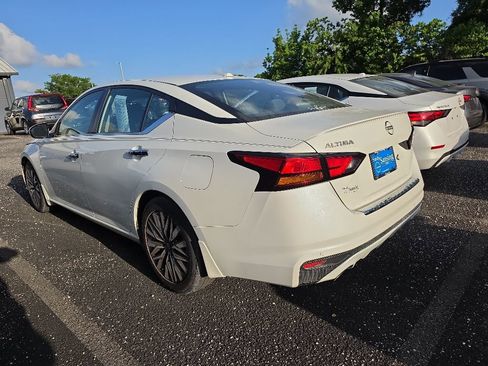 Used 2023 Nissan Altima 2.5 SV w/ SV Premium Package image 2