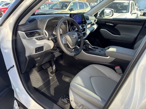 Used 2026 Toyota Highlander XLE image 2