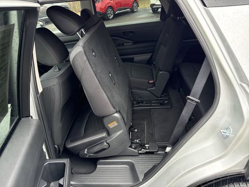 Used 2025 Nissan Pathfinder SV image 12