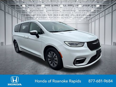 Used 2023 Chrysler Pacifica Limited FWD image 1