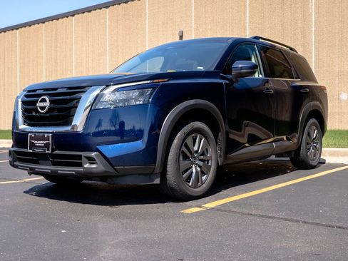 Used 2024 Nissan Pathfinder SV FWD image 4