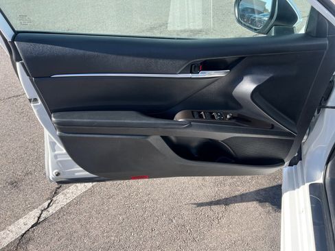 Used 2022 Toyota Camry SE image 19