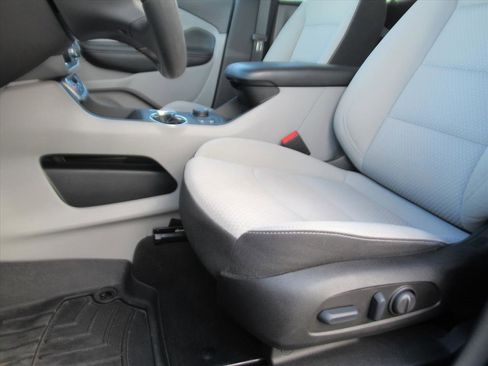 Used 2023 GMC Terrain SLE w/ Driver Convenience Package image 16