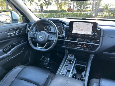 Used 2024 Nissan Pathfinder SL image 14