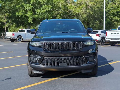 Used 2025 Jeep Grand Cherokee Altitude RWD image 10