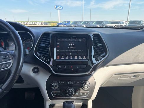 Used 2021 Jeep Cherokee Limited w/ Trailer Tow Group AWD/4WD image 15
