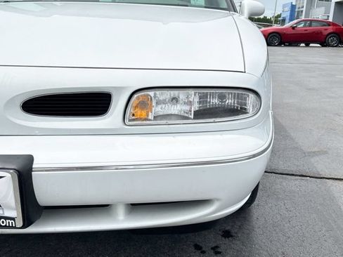 Used 1998 Oldsmobile 88 FWD image 3