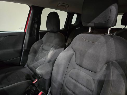 Used 2018 Jeep Renegade Latitude w/ Cold Weather Group image 14