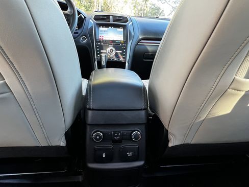 Used 2017 Ford Explorer Platinum image 38