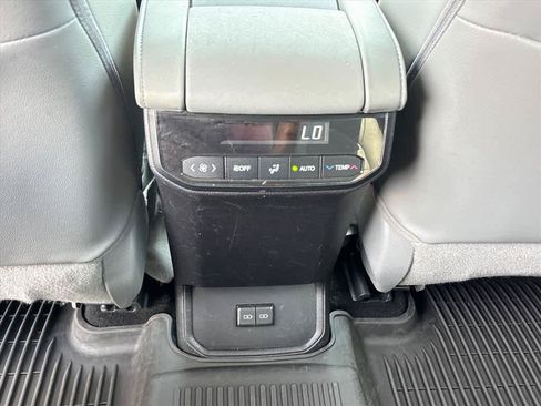Used 2022 Toyota Highlander XLE AWD/4WD image 9