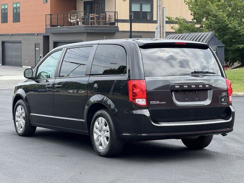 Used 2019 Dodge Grand Caravan SE FWD image 4