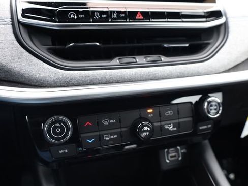 Used 2024 Jeep Compass Latitude image 23