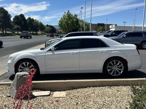 Used 2019 Chrysler 300 Touring w/ Chrome Appearance Package image 6