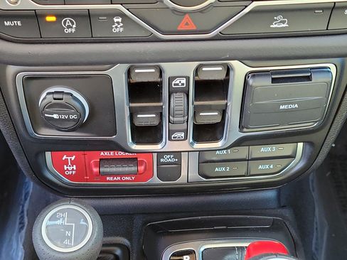 Used 2025 Jeep Gladiator Mojave w/ Convenience Group AWD/4WD image 27