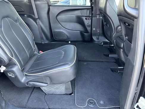 Used 2025 Chrysler Pacifica Limited image 30