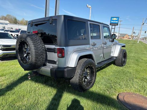 Used 2017 Jeep Wrangler Unlimited Sahara w/ Connectivity Group image 3