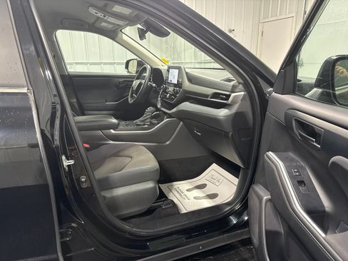Used 2023 Toyota Highlander L FWD image 10
