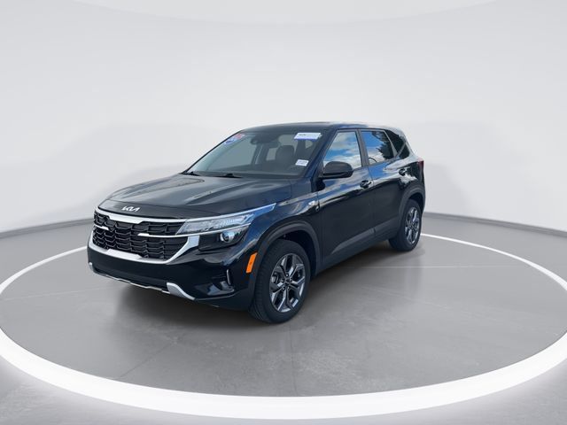 Used 2024 Kia Seltos LX AWD/4WD image 2
