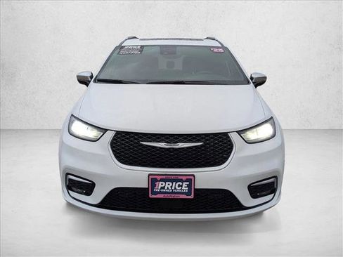 Used 2025 Chrysler Pacifica Pinnacle image 2