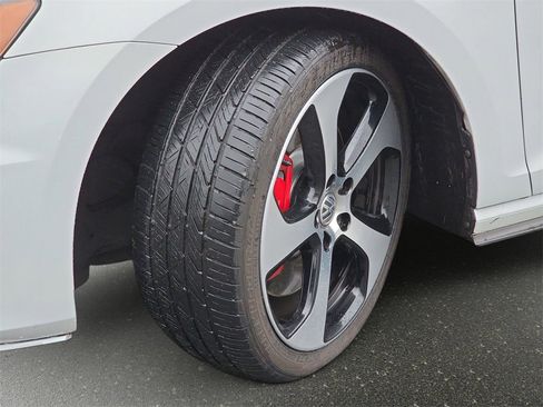 Used 2017 Volkswagen GTI SE image 31