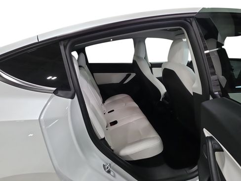 Certified 2022 Tesla Model Y Long Range AWD/4WD image 11