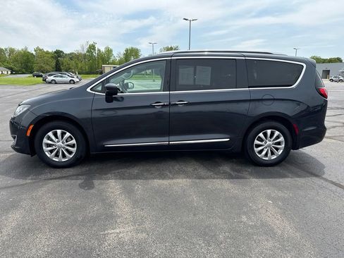 Used 2020 Chrysler Pacifica Touring-L FWD image 5