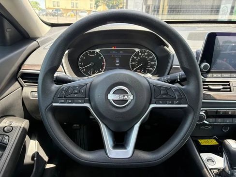 Used 2024 Nissan Altima 2.5 SV FWD image 13