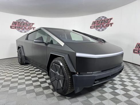 Used 2025 Tesla Cybertruck AWD Crew Cab image 9