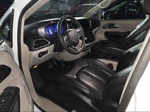 Used 2023 Chrysler Pacifica Touring-L image 3