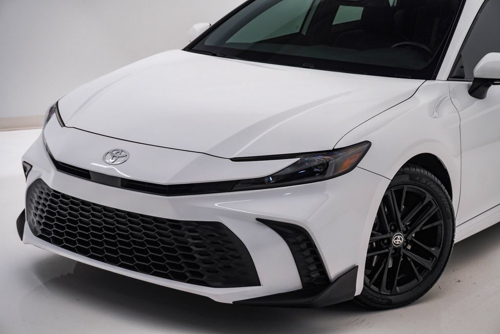 Used 2025 Toyota Camry SE FWD image 4