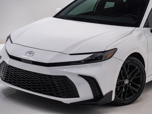 Used 2025 Toyota Camry SE FWD image 4